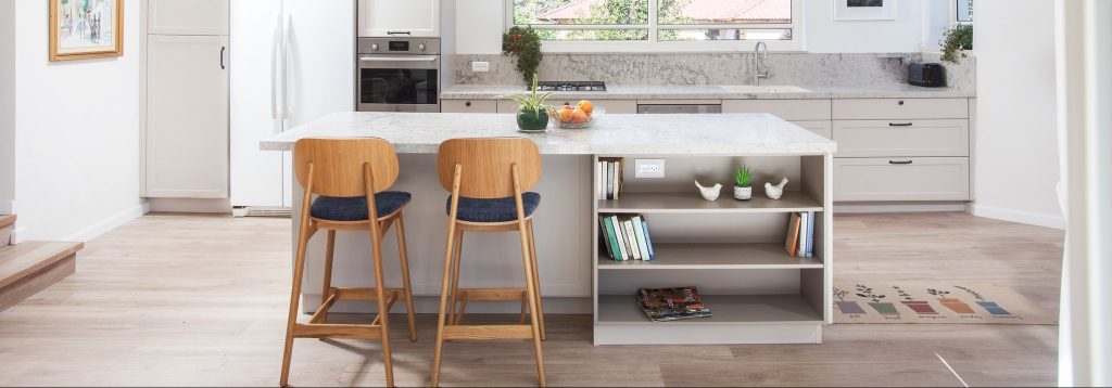 כסאות עץ מעוצבים למסעדה בנווה צדק בסגנון וינטג' - רהיטי גן נוי