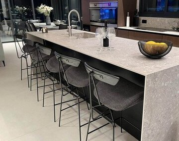 העיצוב התעשייתי שכבש את המטבחים – כסאות בר ממתכת