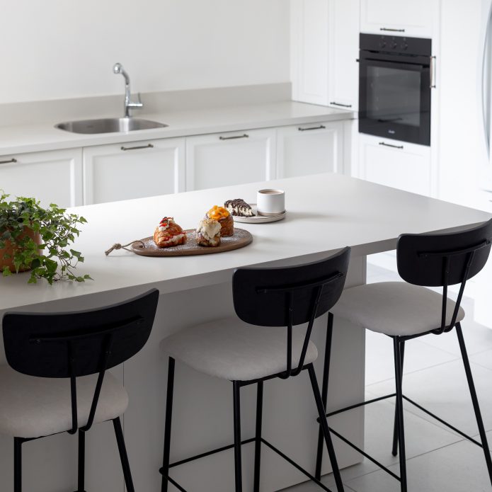 כסא בר צ'ייסר מרופד שחור