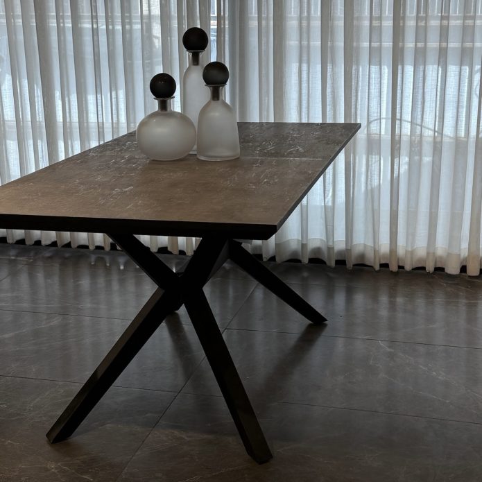 שולחן אדל מתצוגה