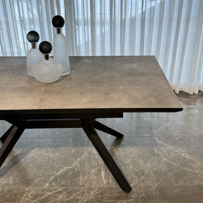 שולחן אדל מתצוגה