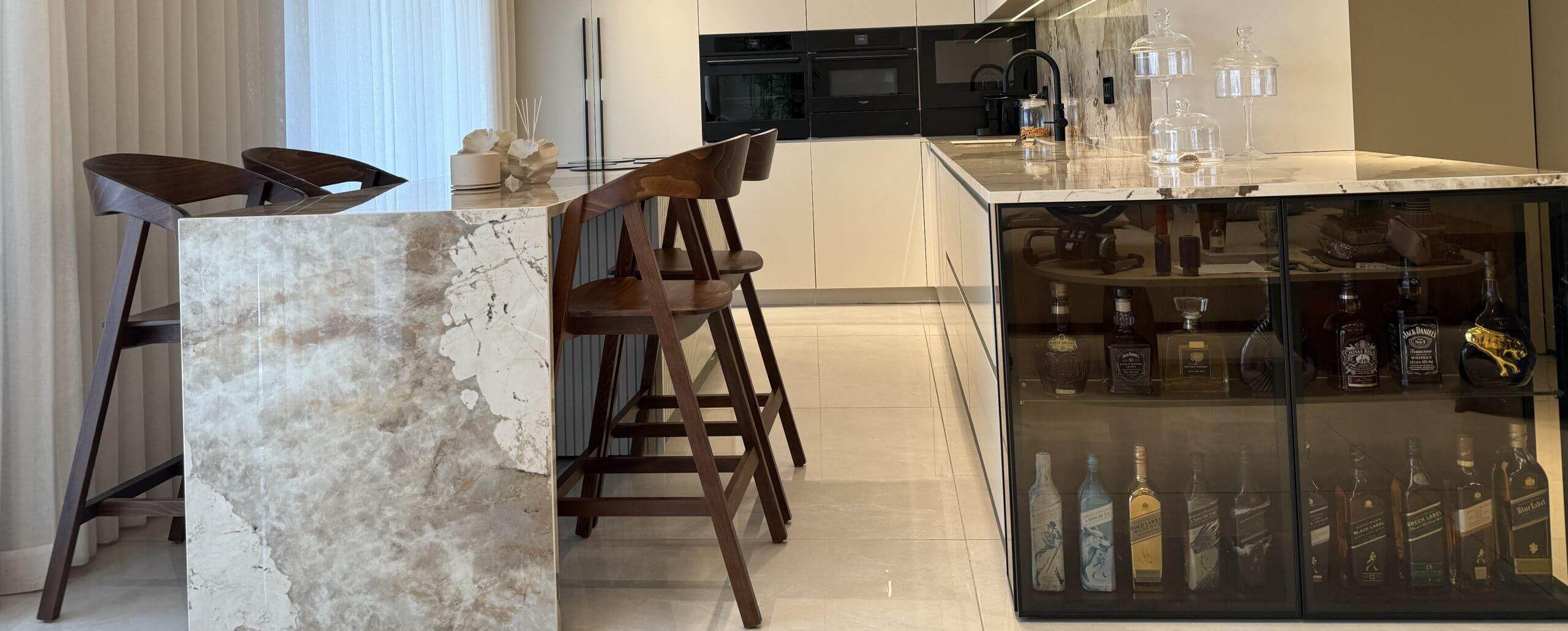 כסאות בר מעץ אגוז יוקרתיים לצד אי מטבח משיש טבעי – עיצוב פרימיום לבית המודרני | רהיטי גן נוי