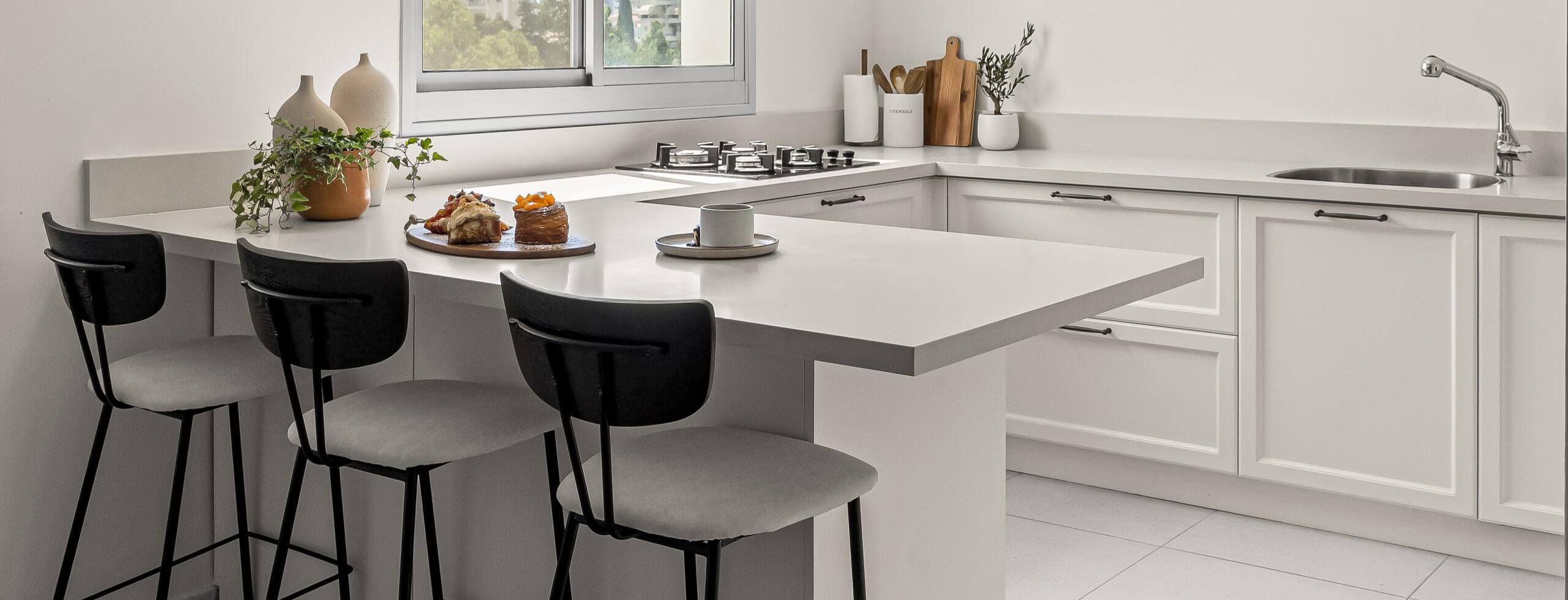 כסאות בר שחורים עם ריפוד אפור למטבח לבן בעיצוב נקי – סטייל מינימליסטי ועדכני 2026 | Chair2u