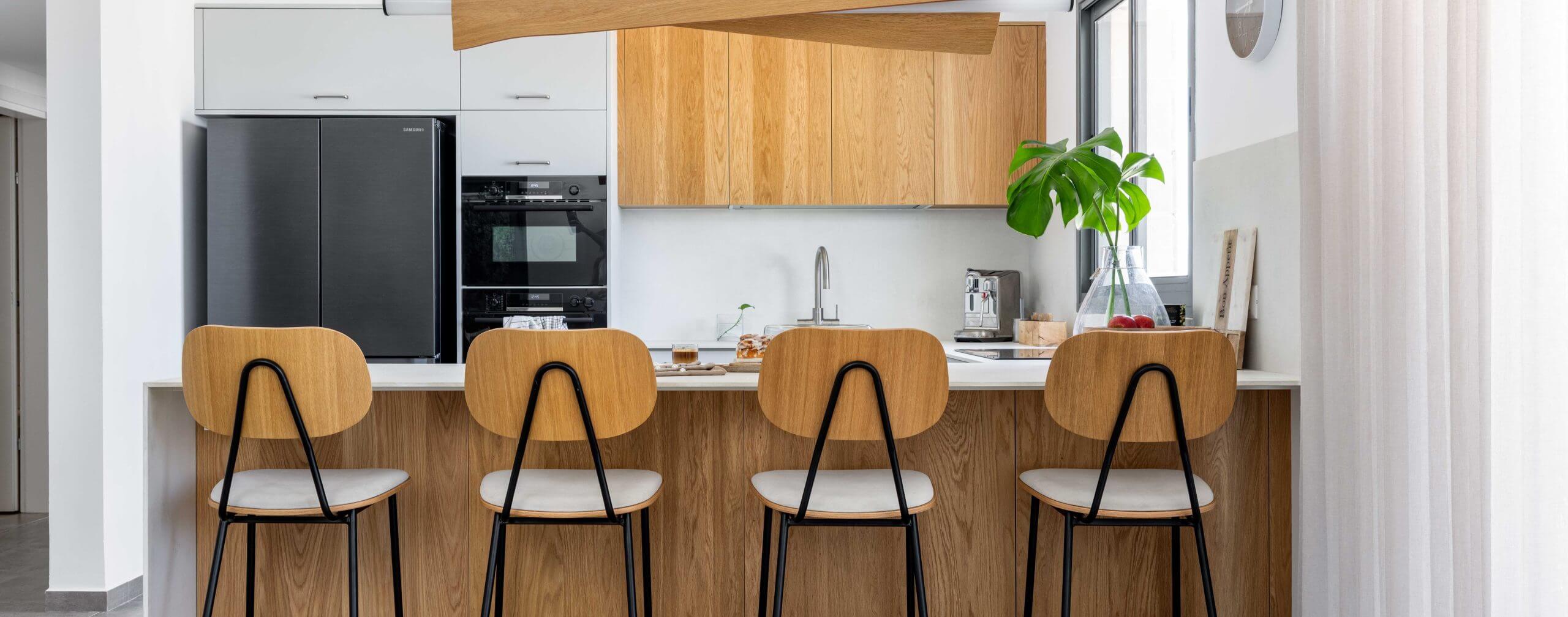 כסאות בר מעוצבים לאי במטבח הביתי בסגנון אורבני – שילוב מושלם של נוחות וסטייל מודרני | רהיטי גן נוי