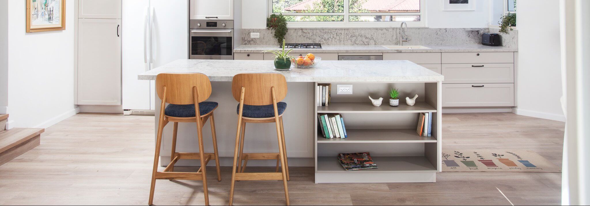 כסאות בר מעץ עם גב מעוגל וריפוד כחול לאי מטבח כפרי-מודרני – יוקרה ונוחות ביום יום | רהיטי גן נוי