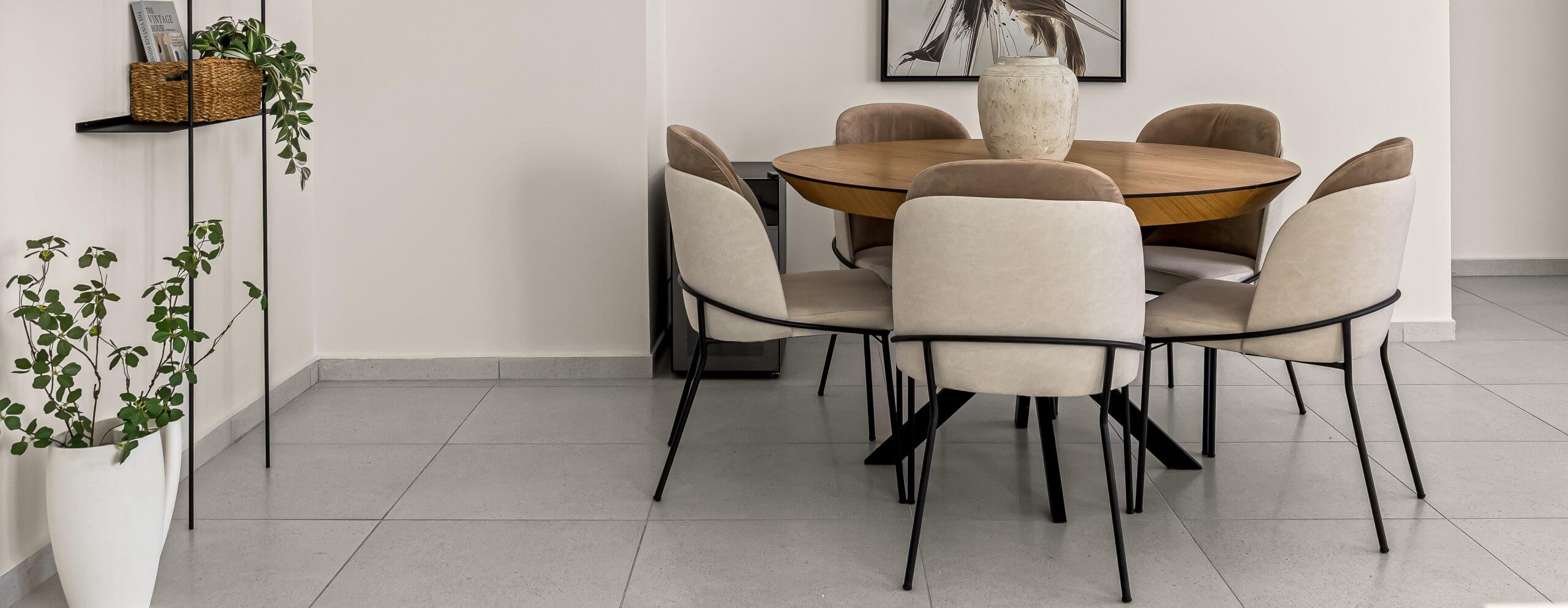 פינת אוכל עגולה מעץ אלון עם כסאות מרופדים בגוון שמנת – עיצוב נקי ויוקרתי לחלל המגורים | רהיטי גן נוי